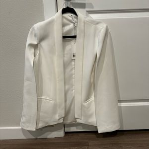 Beautiful cape blazer. Great for an event you want to show up and show out!